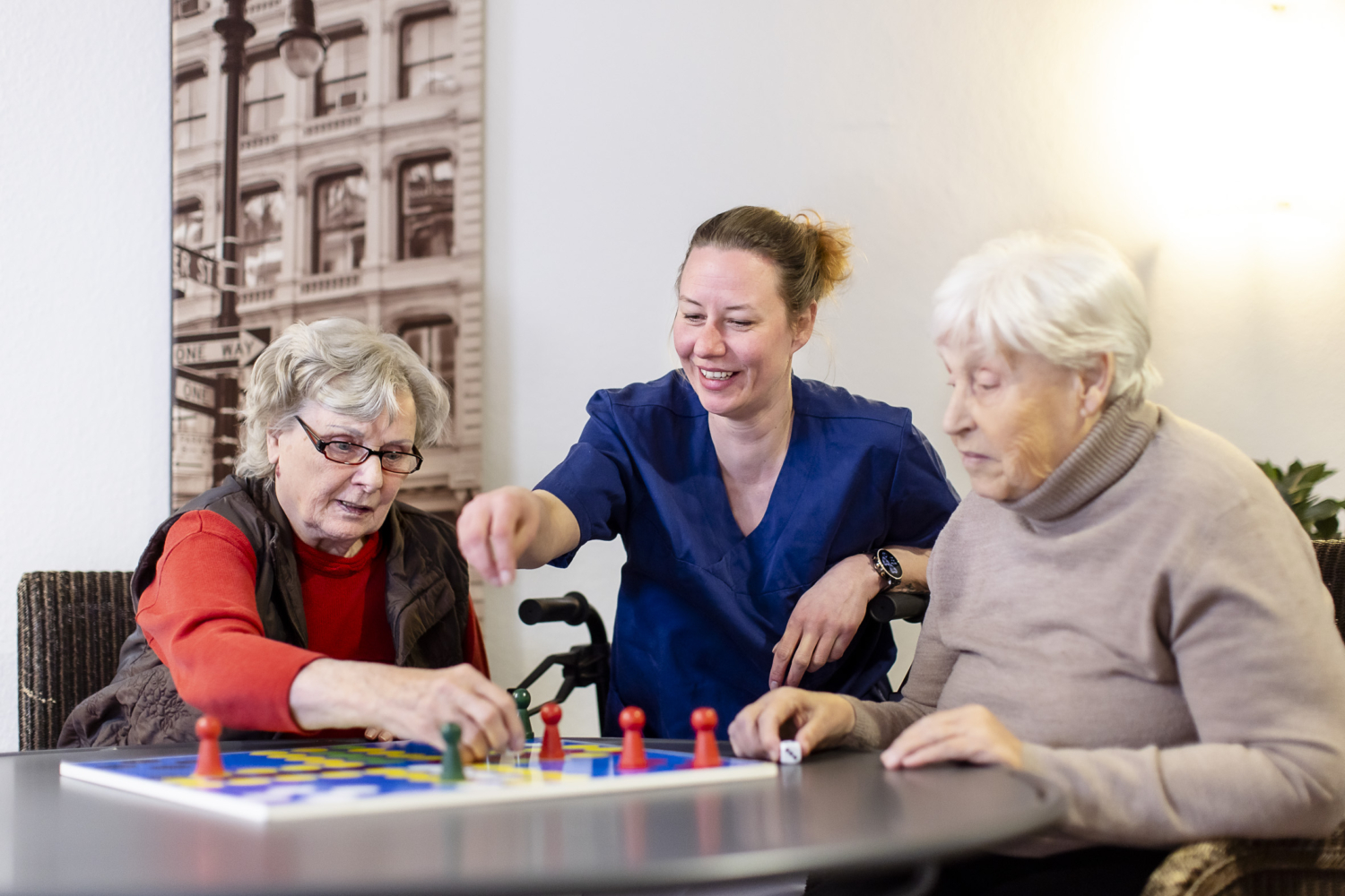 Seniorenpark Mengede, Bewohnerin, Beschäftigung, Spielen