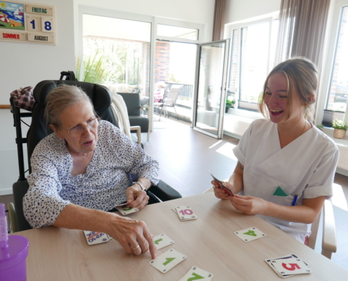 Annika Roerdink-Veldboom, rechts, spielt mit einer Bewohnerin Karten