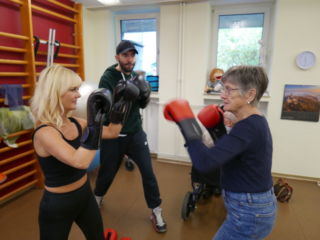 Roswitha Golinski und Nadine Buchholz (links) beim Schlagtraining, beobachtet von Trainer Ugur Aslantas.