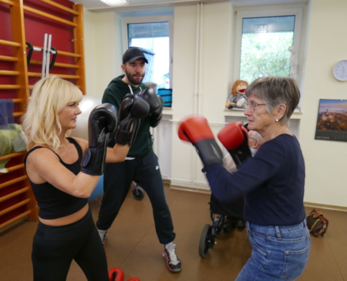 Roswitha Golinski und Nadine Buchholz (links) beim Schlagtraining, beobachtet von Trainer Ugur Aslantas.